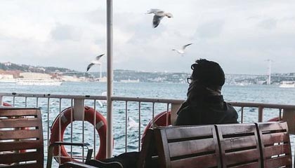 日本首相官邸发布高市早苗APEC外交“名场面”：主动上前搂住智利总统肩膀