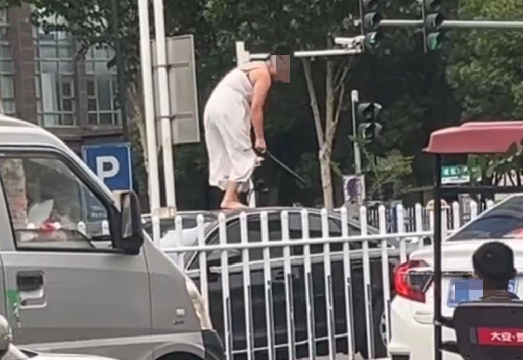 女子持械当街打砸多辆轿车，官方通报：系精神病发作，家属愿意承担赔偿